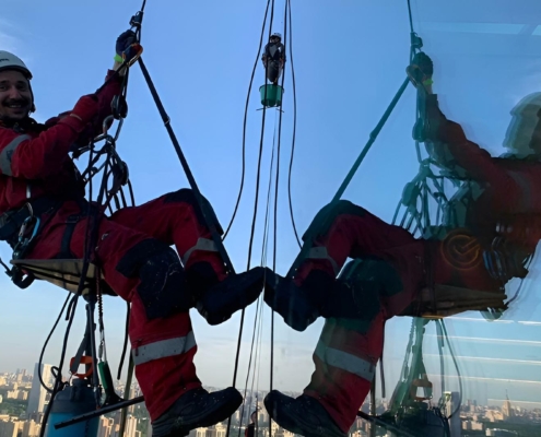 Промышленный альпинист за работой на фасаде