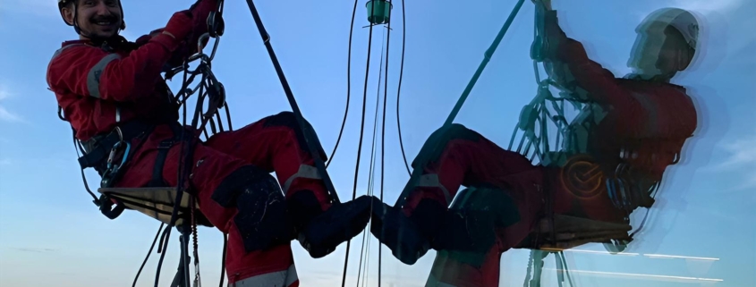 Промышленный альпинист за работой на фасаде